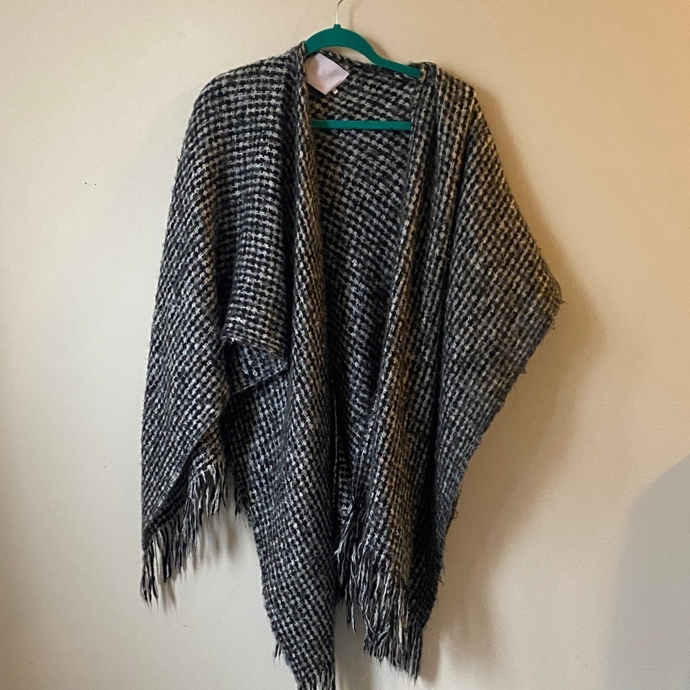 Chic Black and White Houndstooth Poncho - Picture 1 of 3